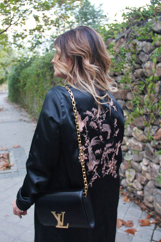 Veste longue satinée brodée