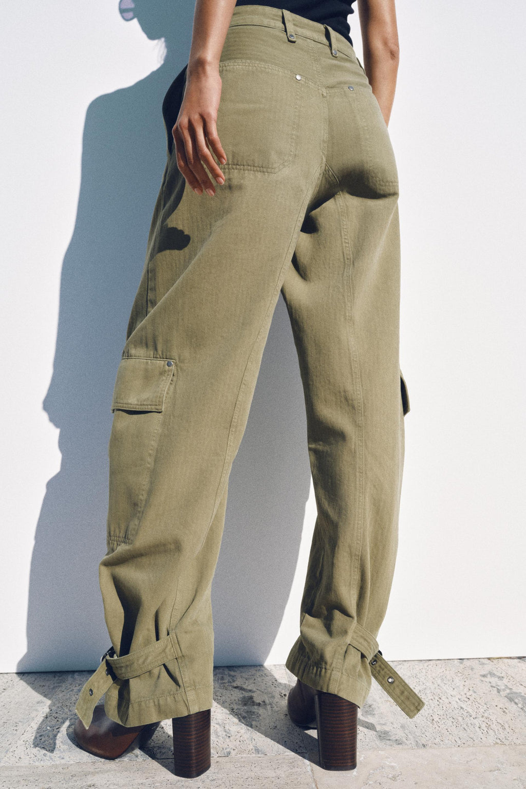 ZARA light khaki barrel cargo trousers – side view