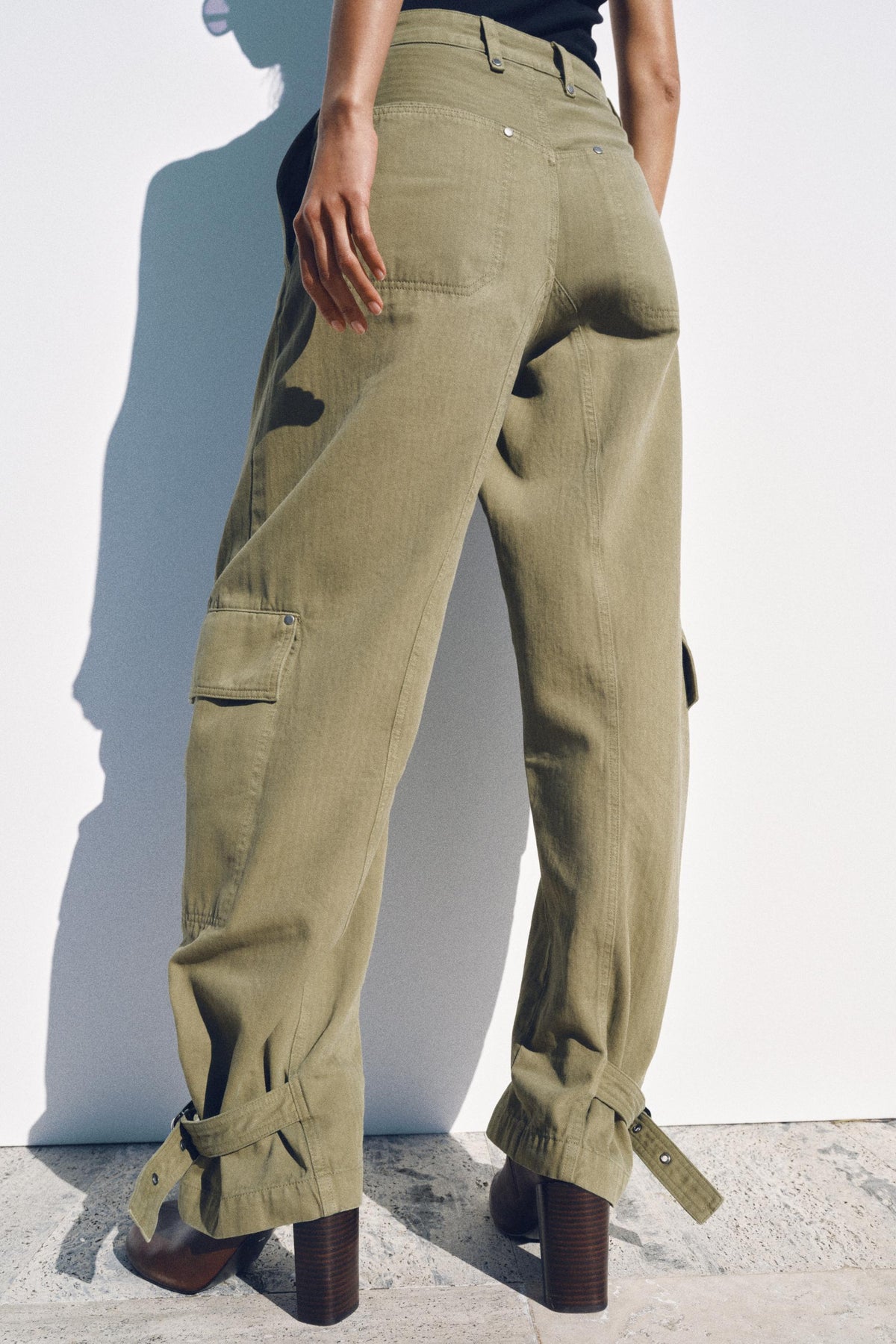 ZARA light khaki barrel cargo trousers – side view