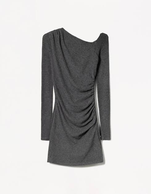 Robe courte douce au toucher avec un décolleté asymétrique