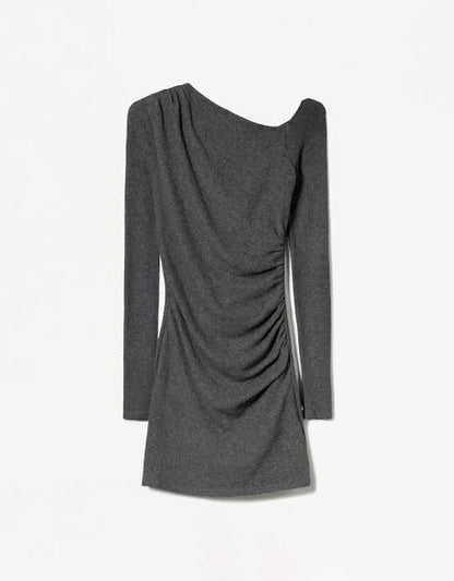 Robe courte douce au toucher avec un décolleté asymétrique