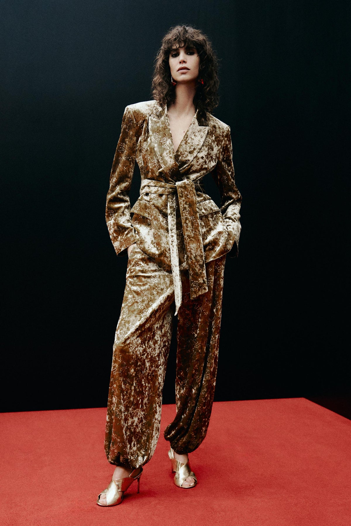 [X2] VELVET BLAZER WITH METALLIC THREAD BELT AND TROUSERS