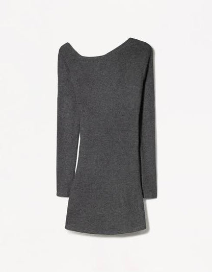 Robe courte douce au toucher avec un décolleté asymétrique