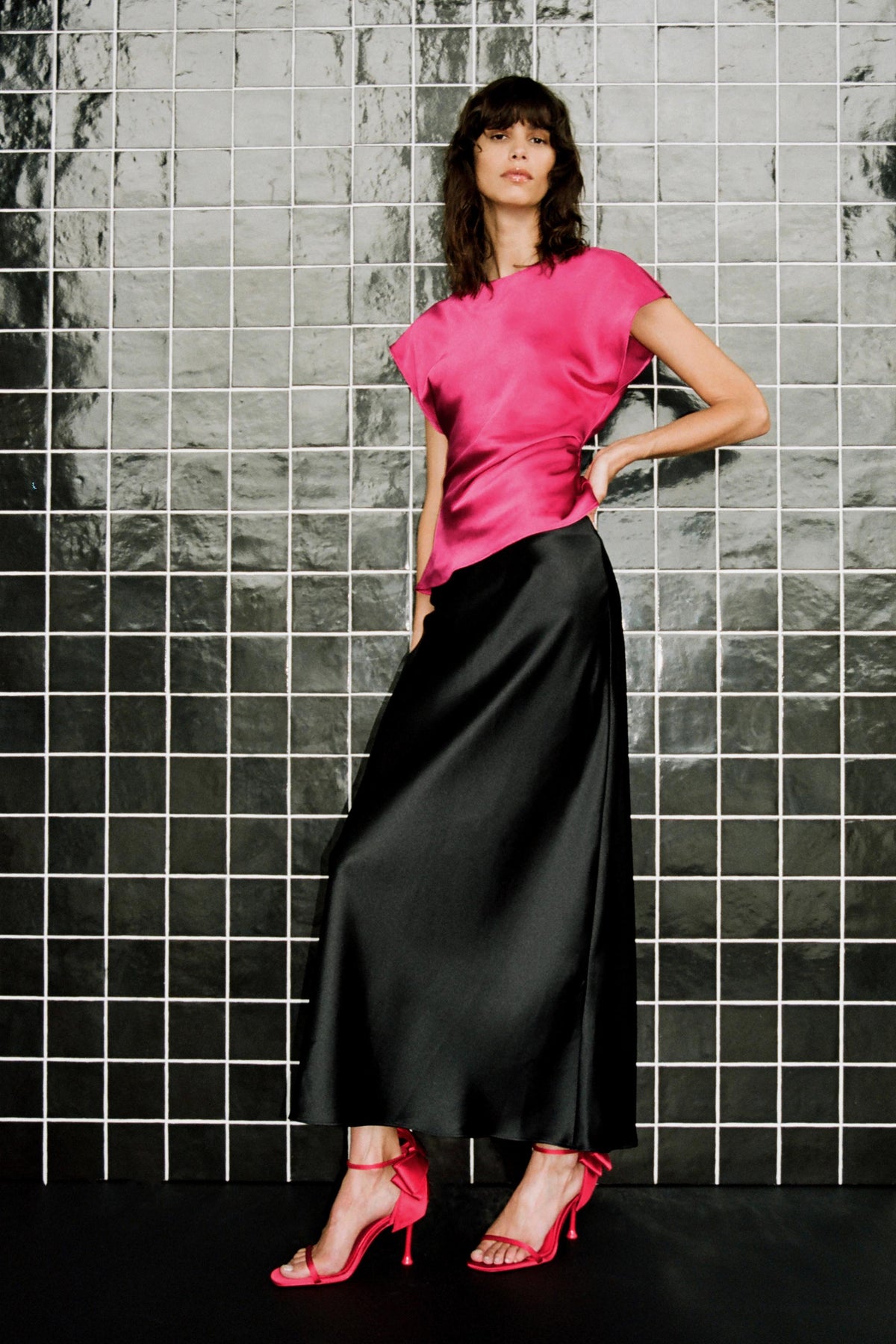[A6] SATIN TOP FEATURES A ROUND NECK