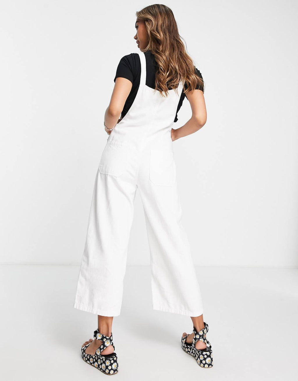 CROPPED WIDE LEG DENIM DUNGAREE IN ECRU