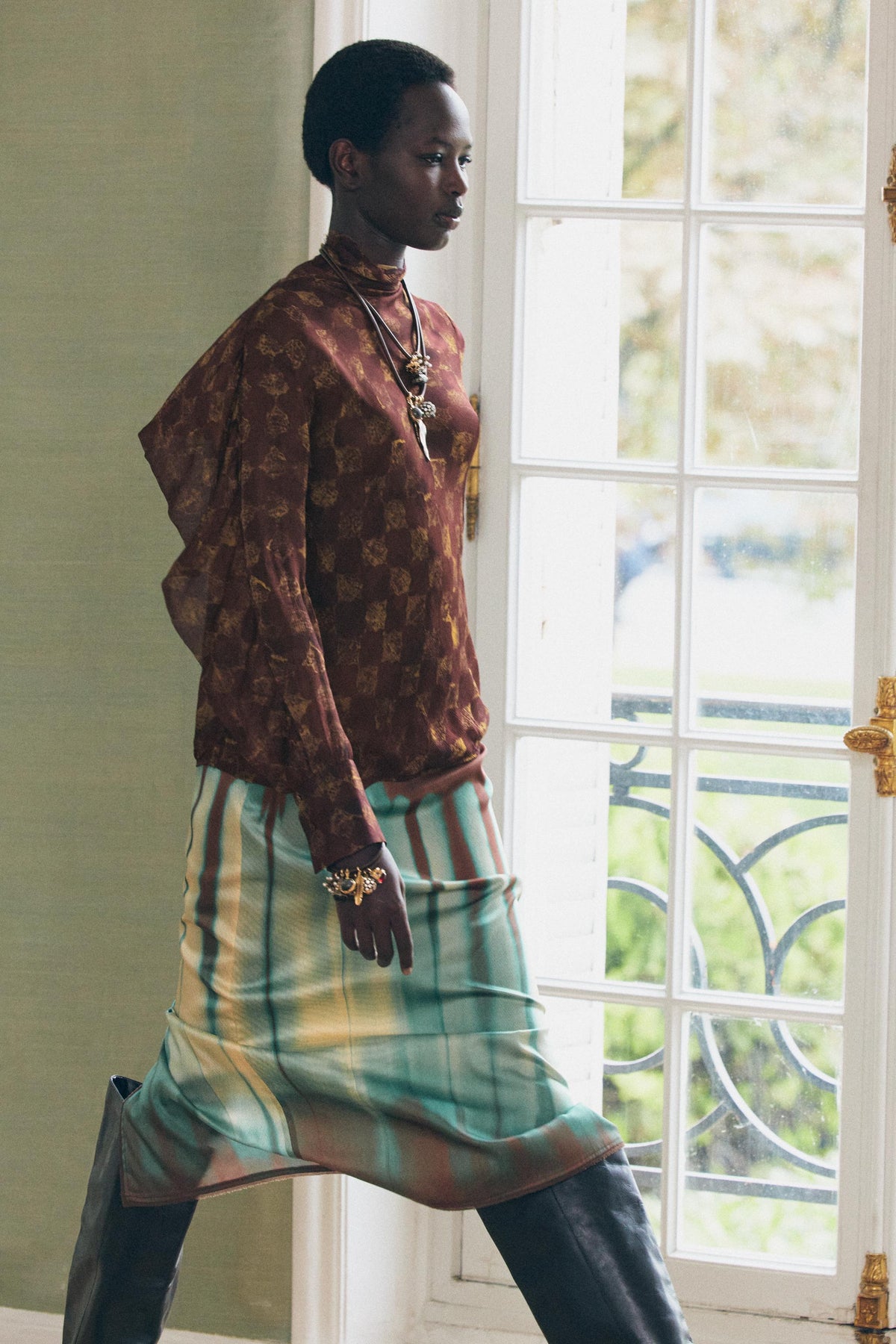MIDI SKIRT FEATURES A DISTINCTIVE TEAL AND BROWN TIE-DYE EFFECT