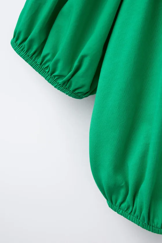 COTTON TOP FEATURING SHORT BALLOON SLEEVES