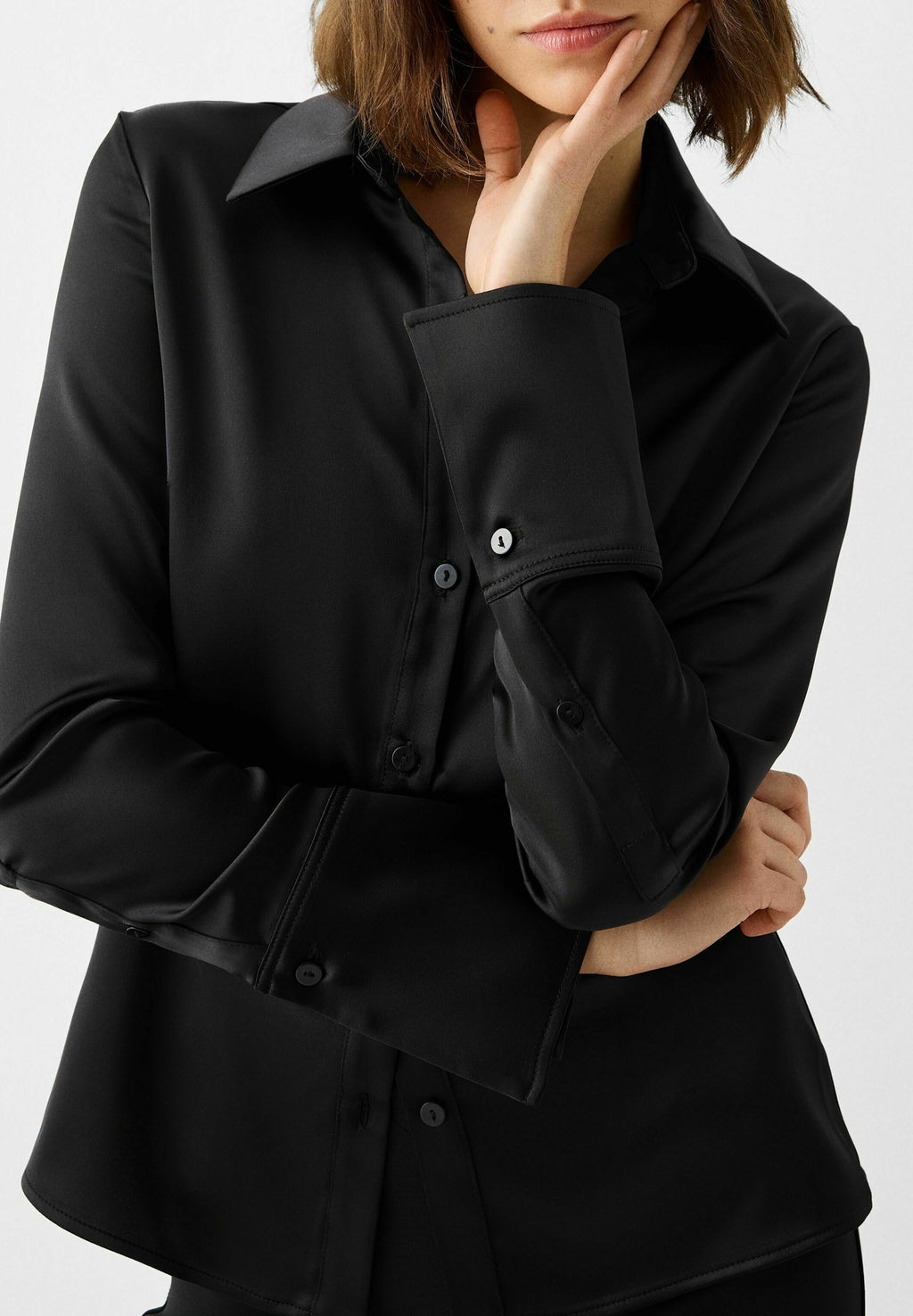 CHEMISE NOIRE SATIN COUPE AJUSTÉE