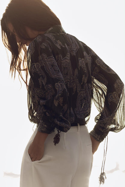 [A4] Patterned shirt features a metallic thread detail