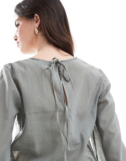 LONG SLEEVE PEPLUM HEM TOP IN GREEN