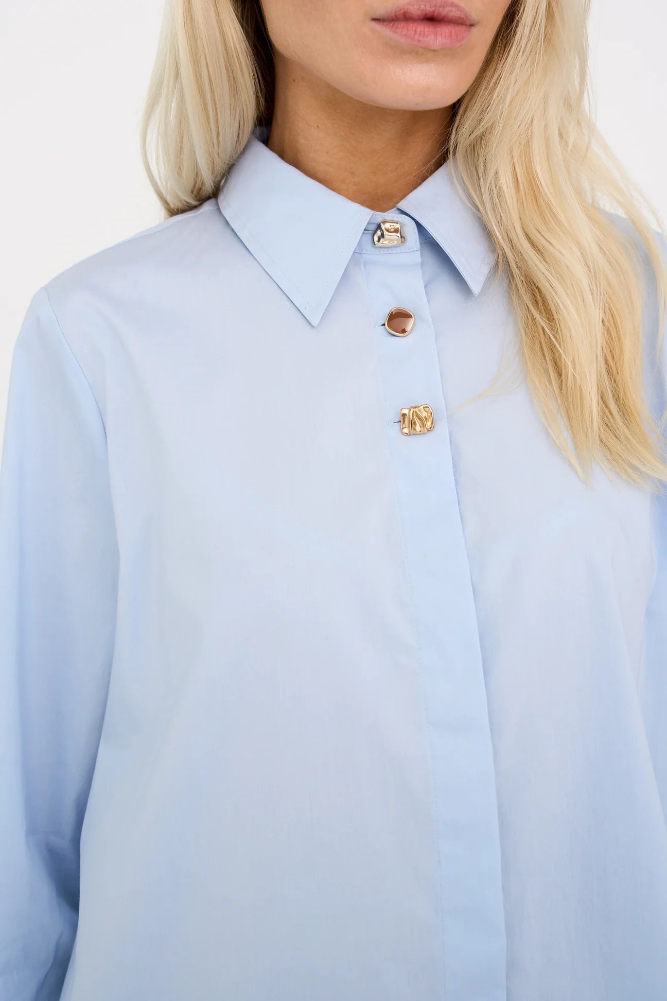 [A3] Cotton Poplin Shirt with Decorative Buttons