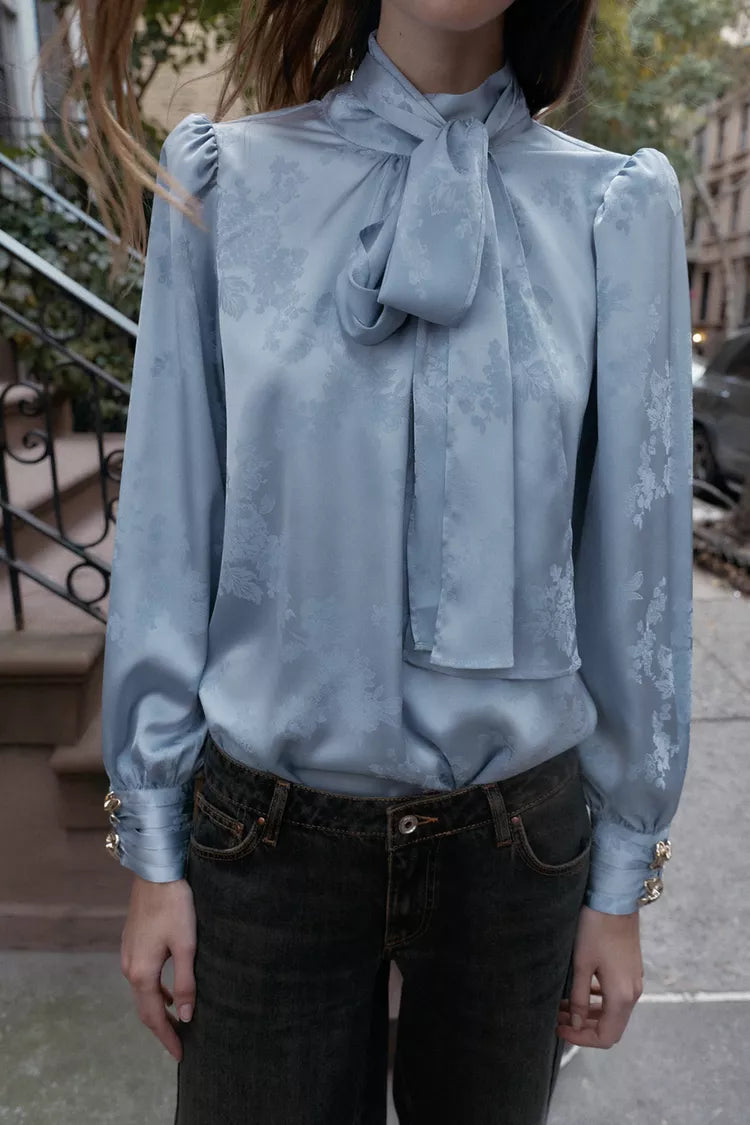 [A2] SATIN-FINISH JACQUARD SHIRT WITH BOW