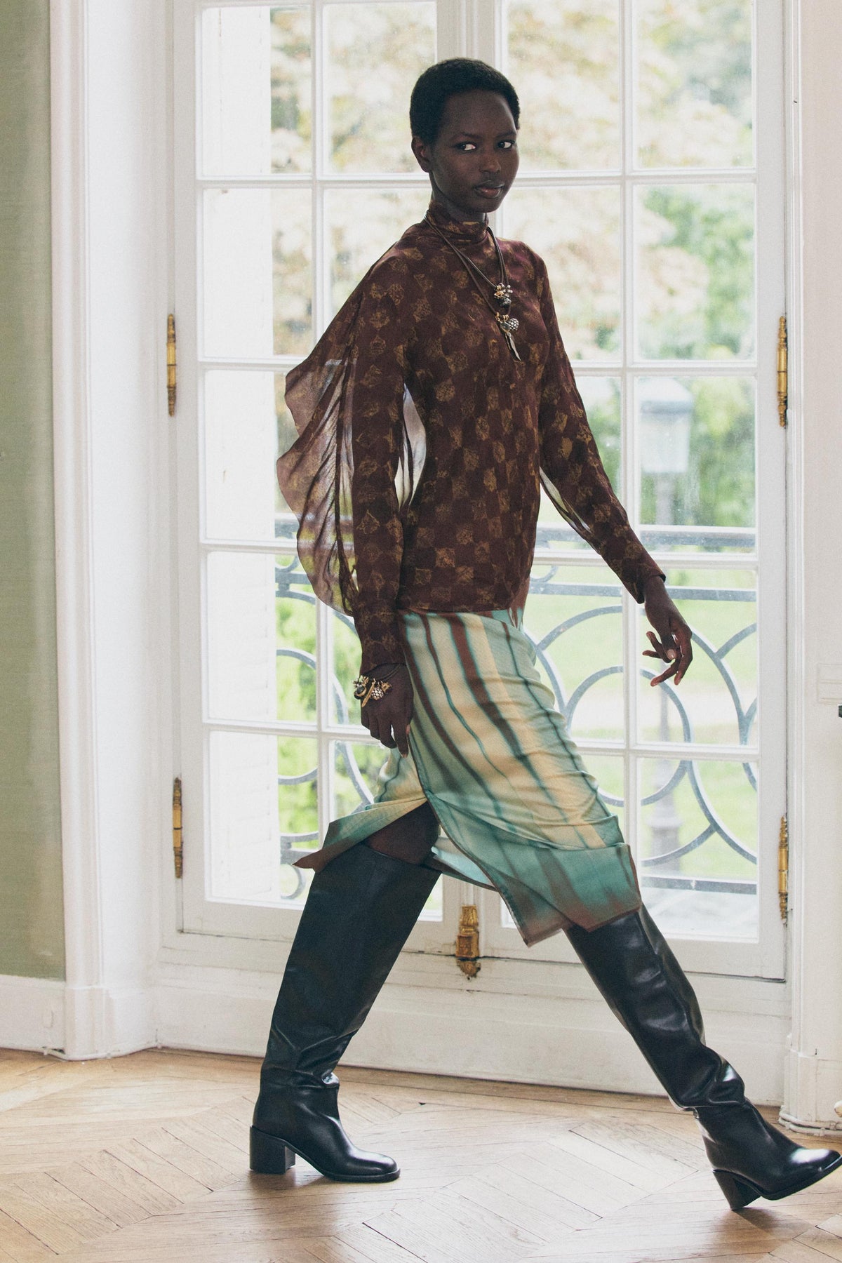 MIDI SKIRT FEATURES A DISTINCTIVE TEAL AND BROWN TIE-DYE EFFECT