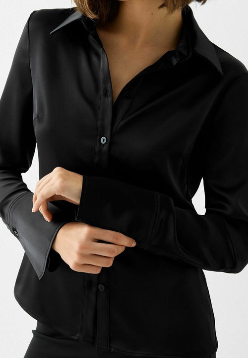 CHEMISE NOIRE SATIN COUPE AJUSTÉE
