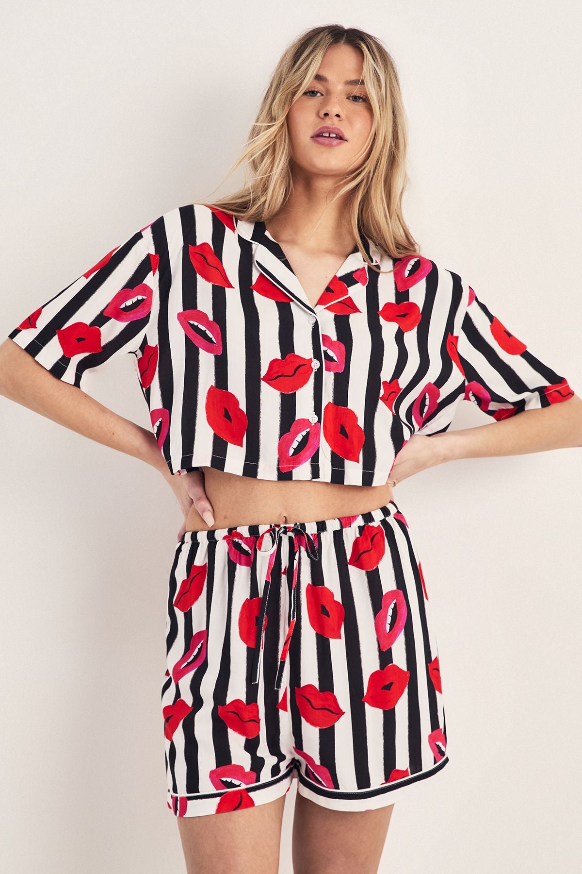 [E1] LIPS PRINT PAJAMA SHORTS SET