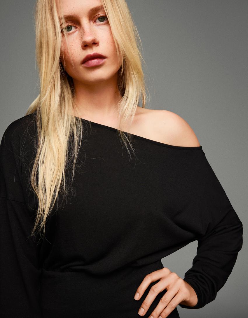 [B2] OFF-SHOULDER LONG SLEEVE TOP