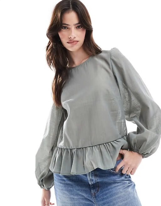 LONG SLEEVE PEPLUM HEM TOP IN GREEN