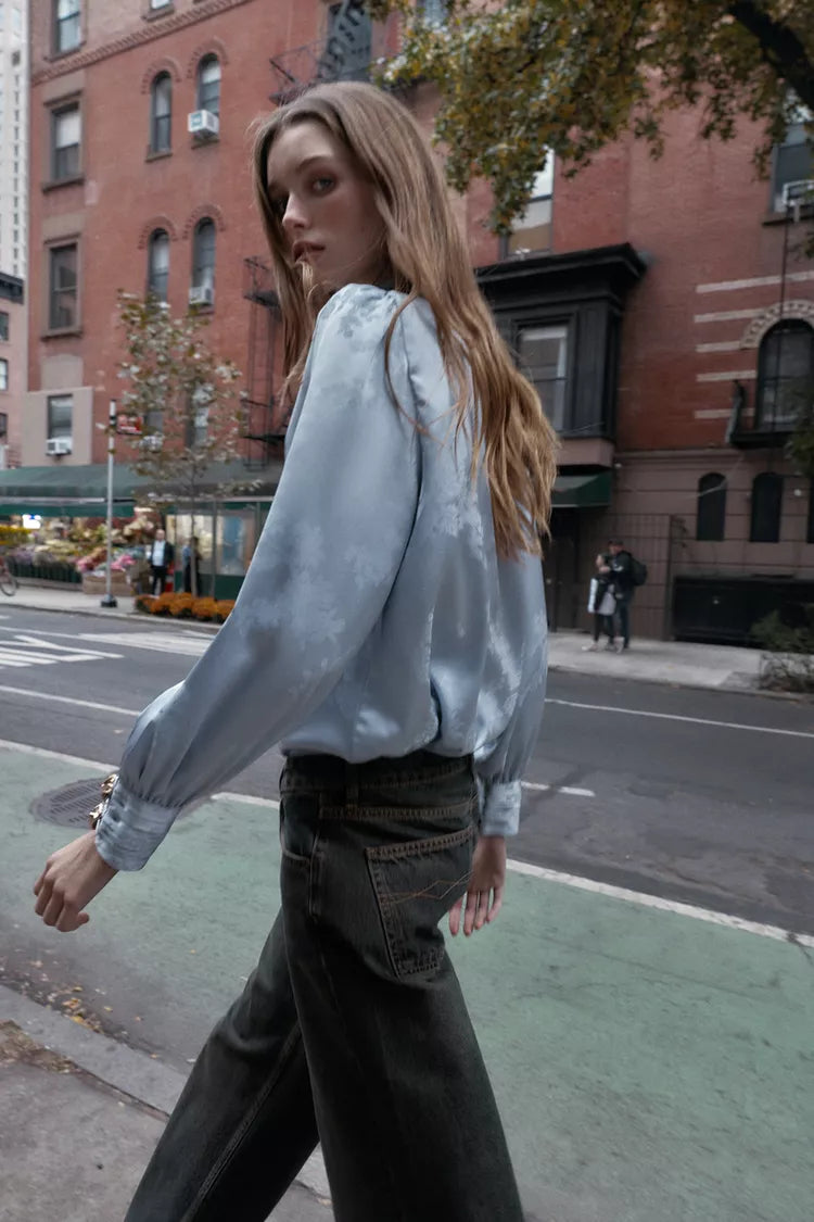 [A2] SATIN-FINISH JACQUARD SHIRT WITH BOW