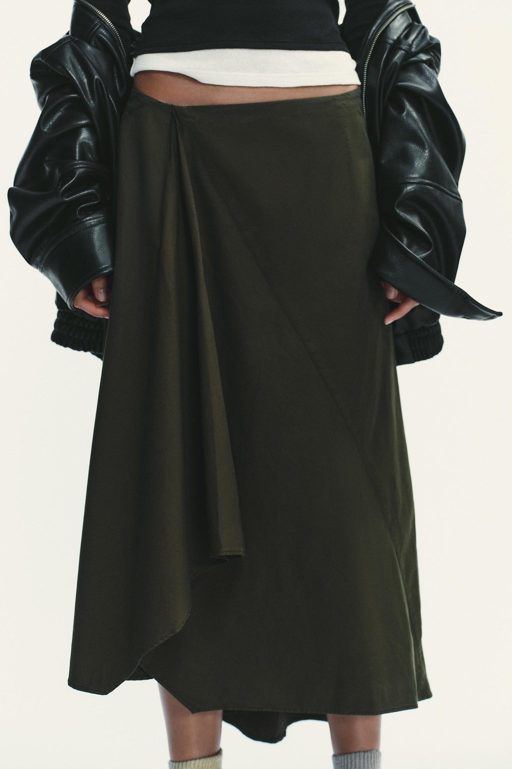 [B7] ASYMMETRIC MIDI SKIRT