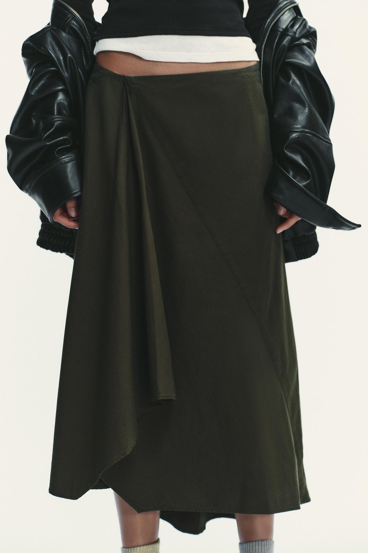 [B7] ASYMMETRIC MIDI SKIRT