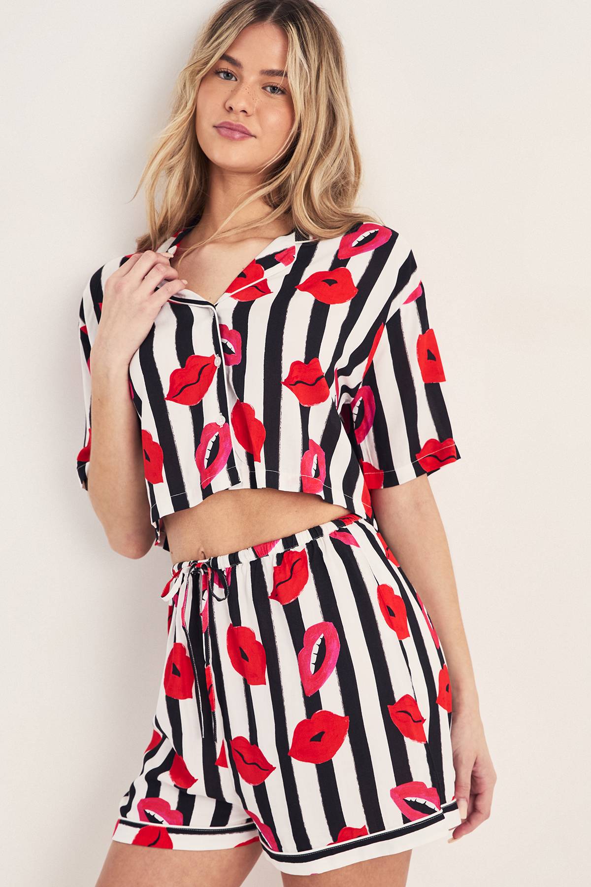 [E1] LIPS PRINT PAJAMA SHORTS SET