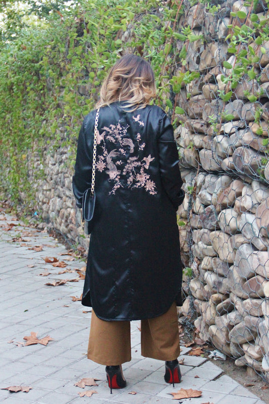 Veste longue satinée brodée