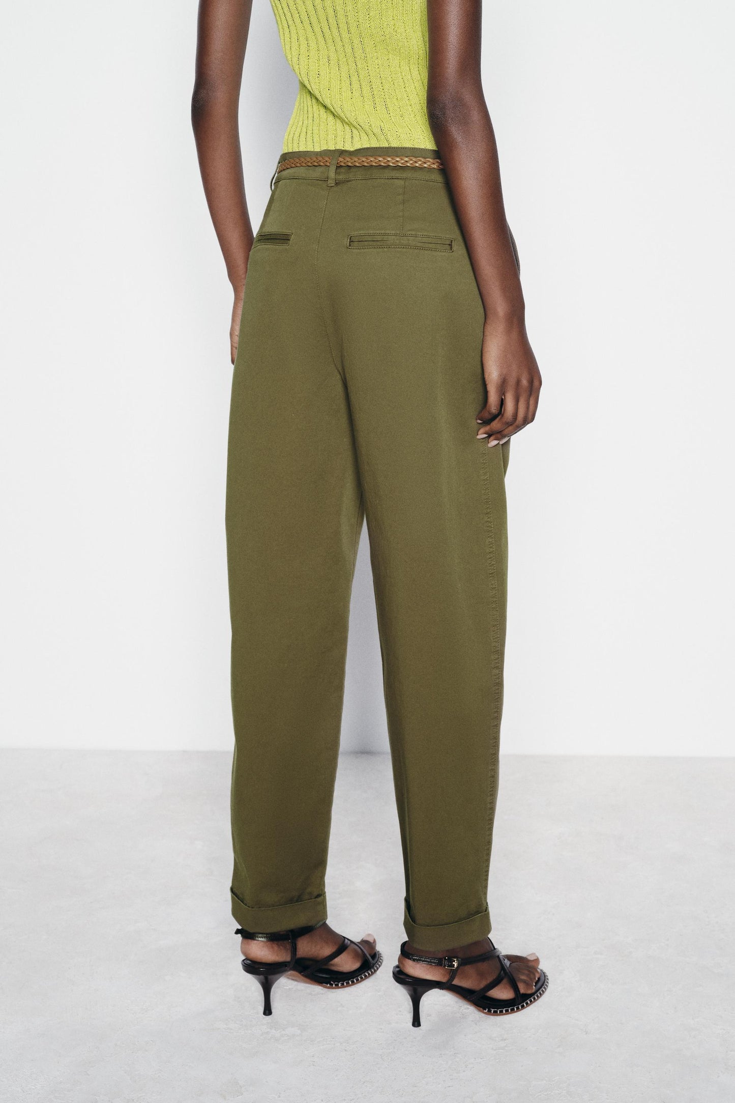 PANTALON KAKI STYLÉ AVEC CEINTURE MARRON
