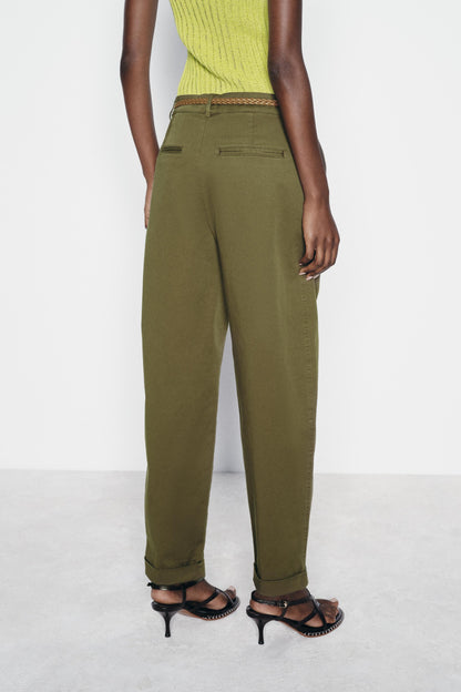 PANTALON KAKI STYLÉ AVEC CEINTURE MARRON