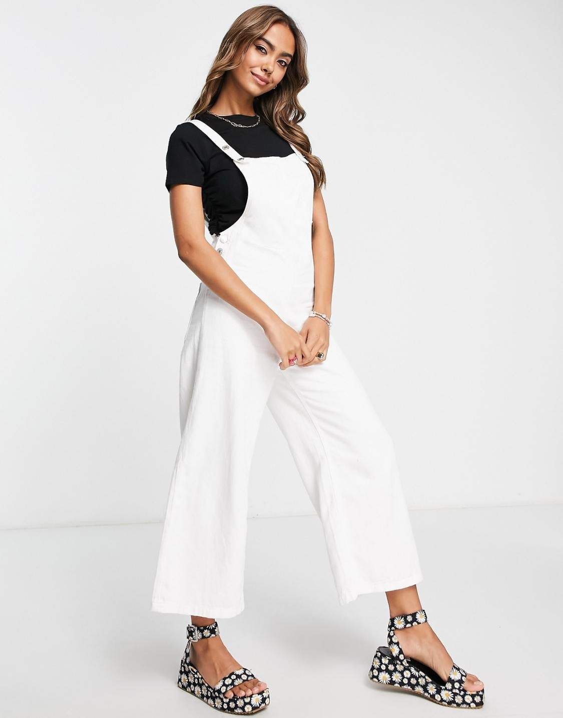 CROPPED WIDE LEG DENIM DUNGAREE IN ECRU