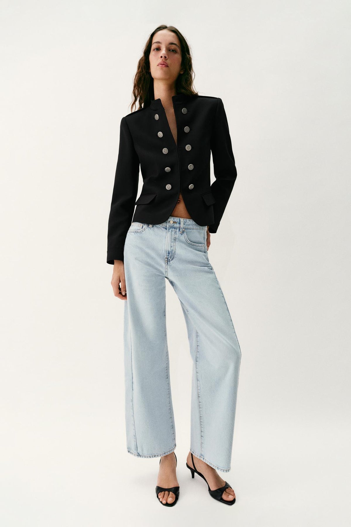 Veste Zara noire cintrée à boutons et épaulettes