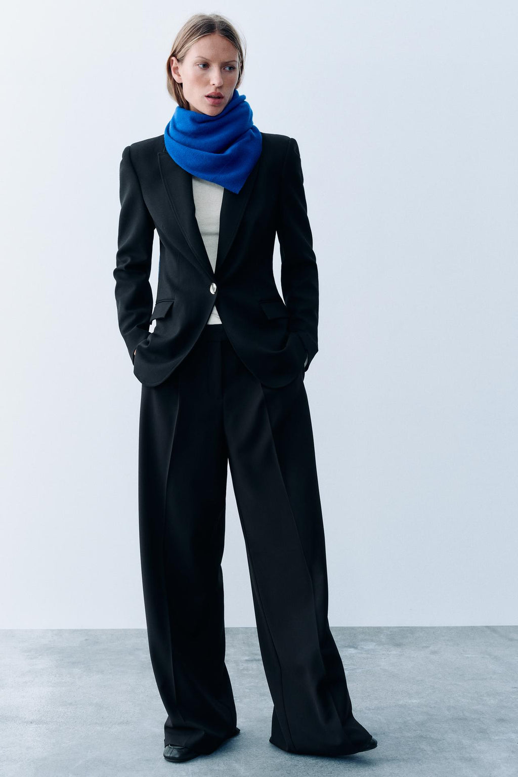 Blazer Zara noir cintré à épaulettes et bouton doré