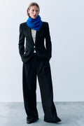 Blazer Zara noir cintré à épaulettes et bouton doré