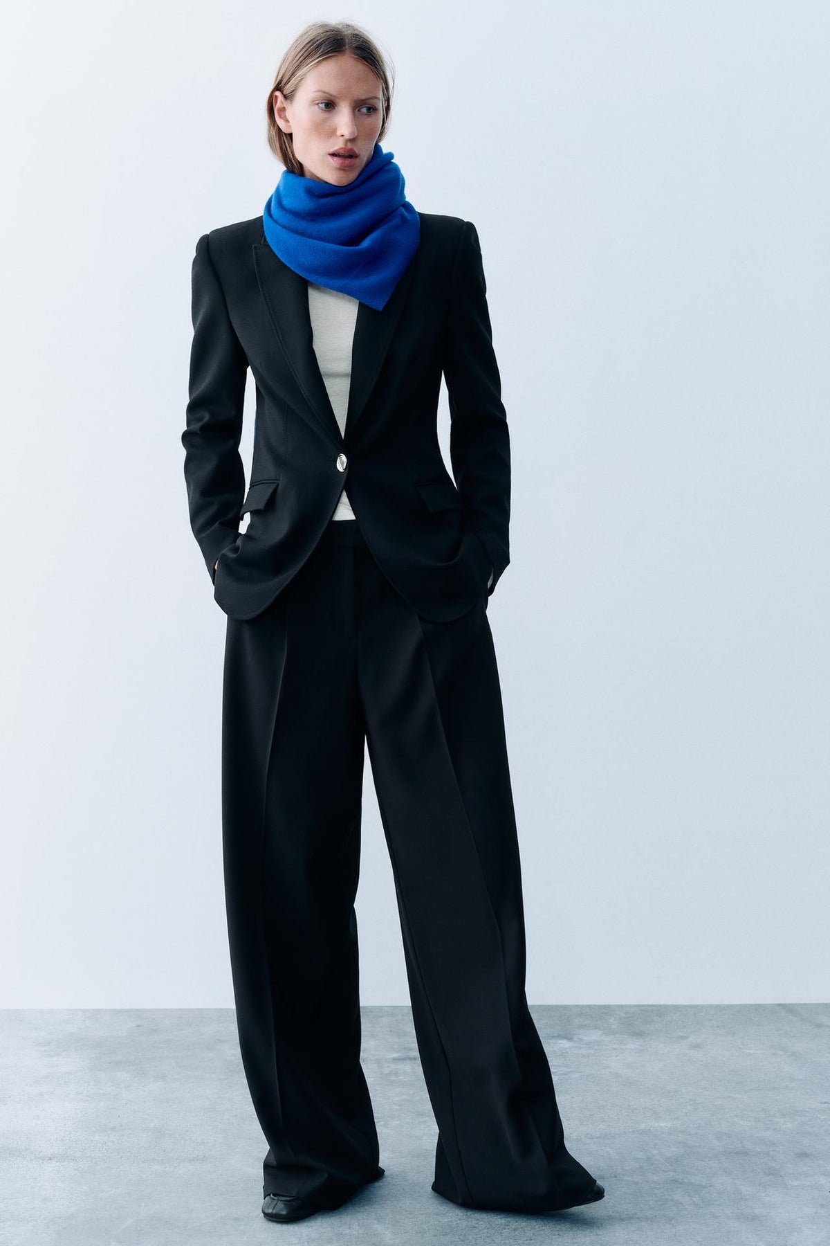 Blazer Zara noir cintré à épaulettes et bouton doré