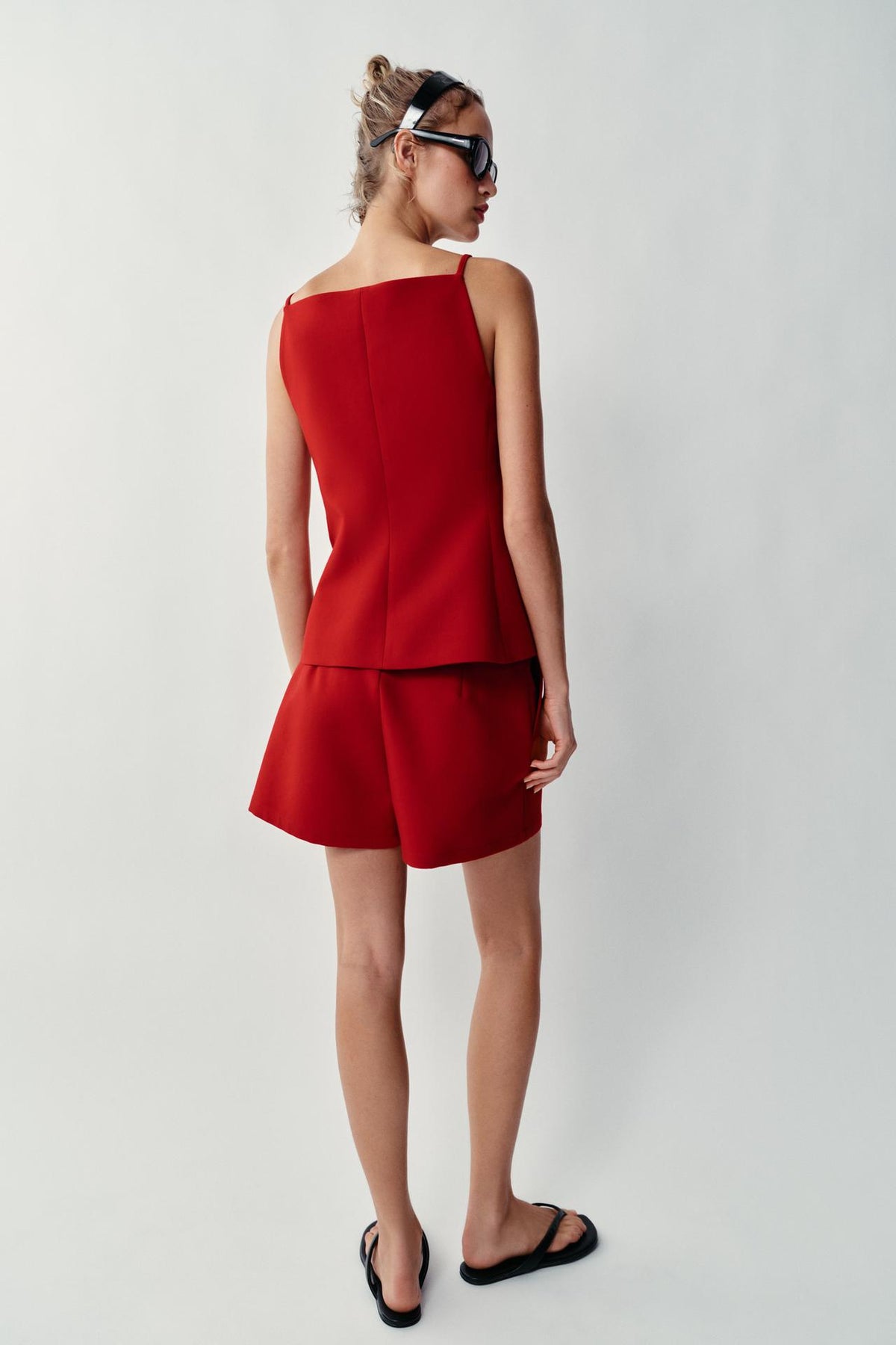 Gilet rouge porté — vue de dos