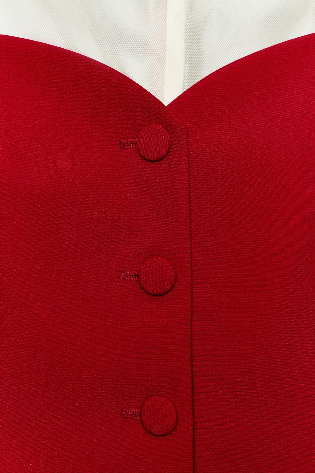 Gilet rouge — détail de l’encolure et des boutons
