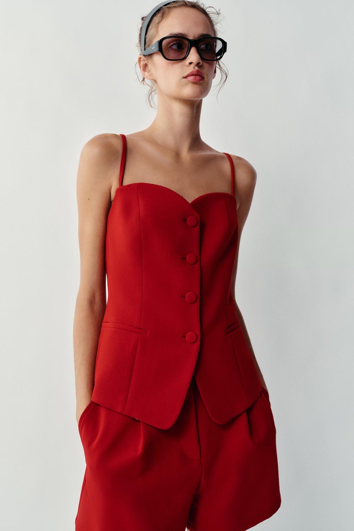 Gilet rouge porté — vue de face