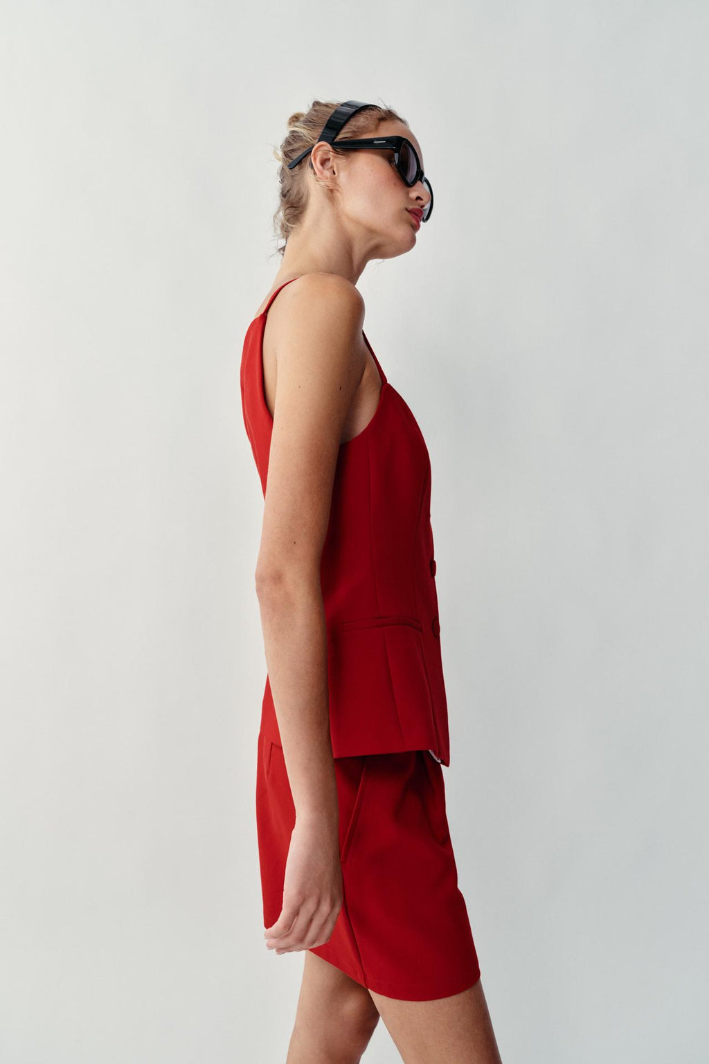 Gilet rouge porté — vue de côté