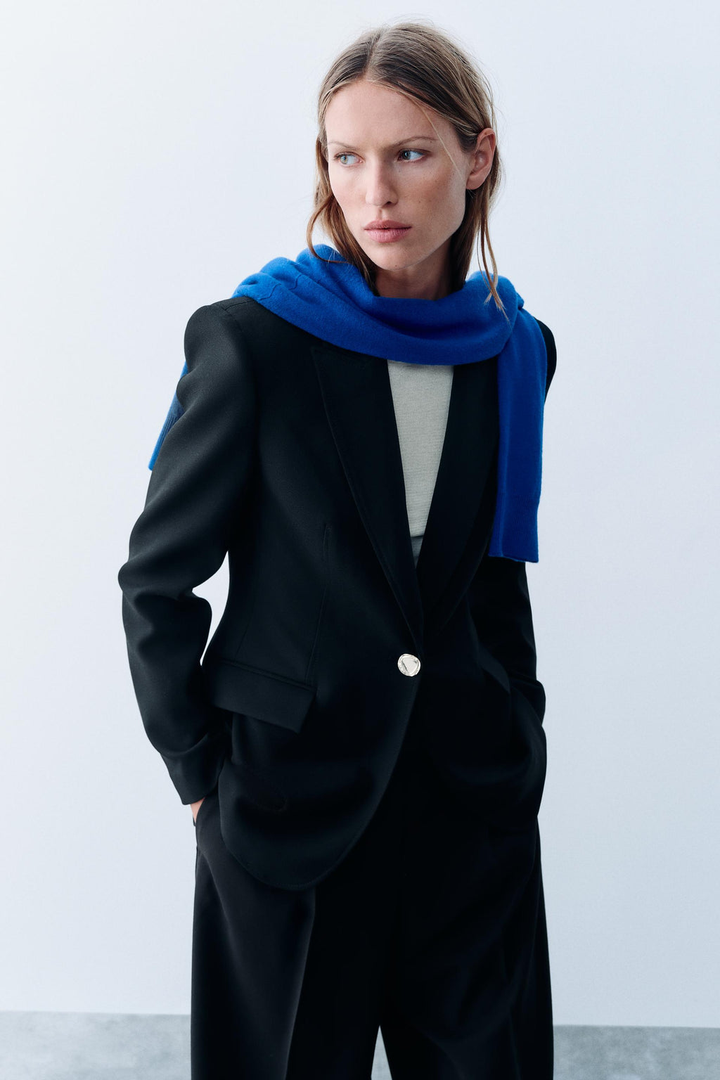 Blazer Zara noir cintré — vue portée