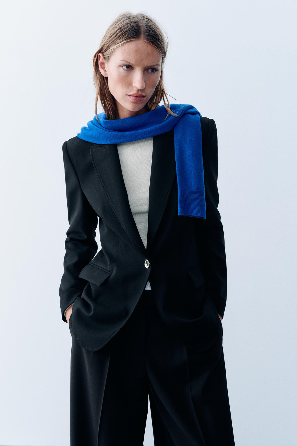Blazer Zara noir cintré — vue d’ensemble