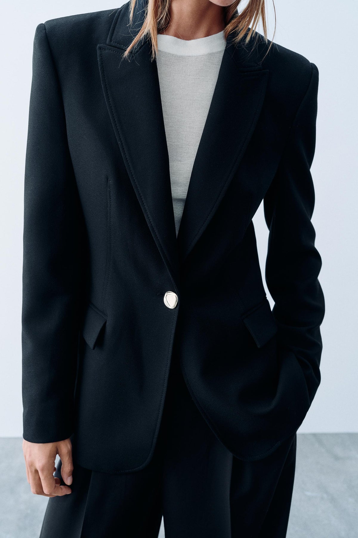 Blazer Zara noir cintré — vue rapprochée