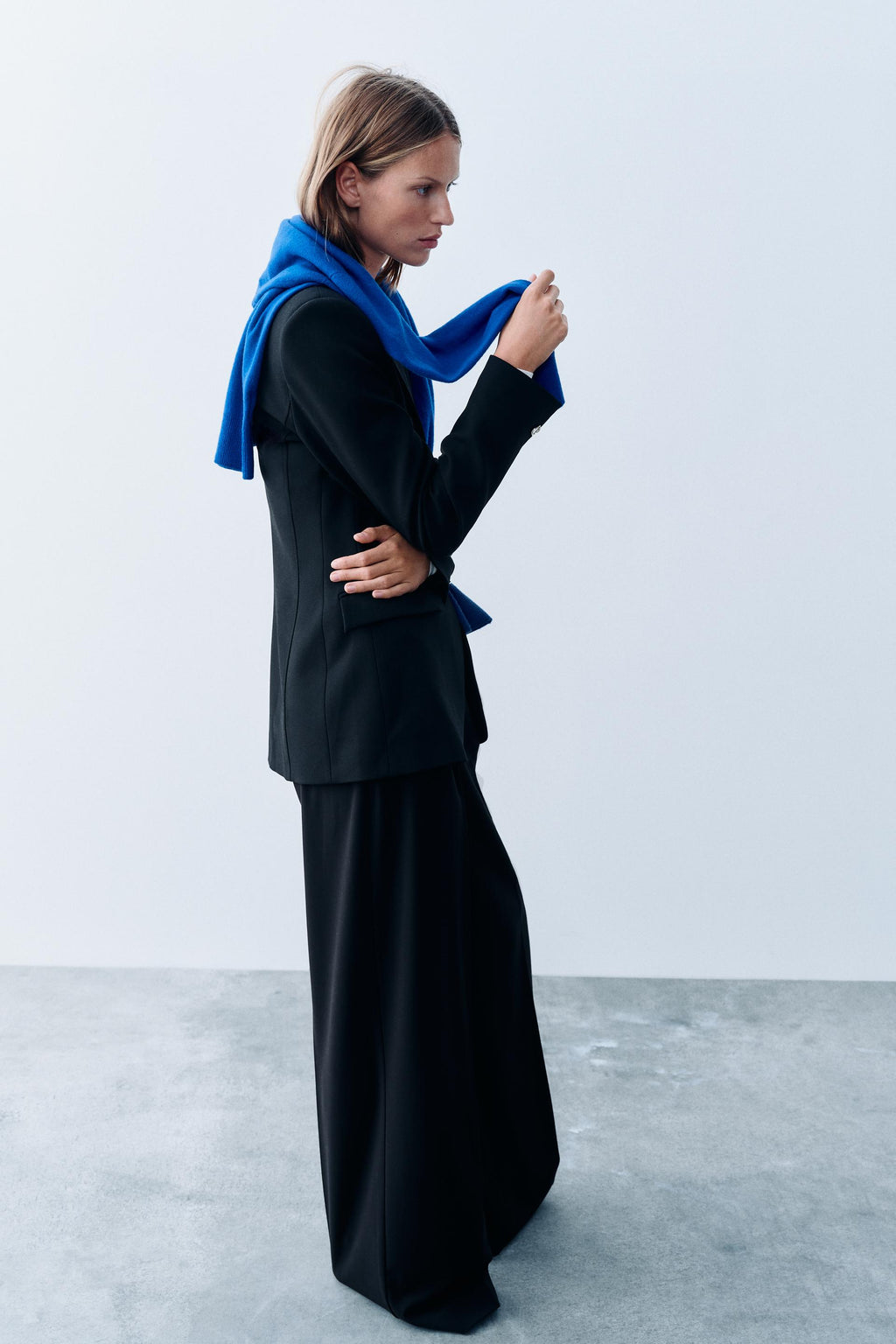 Blazer Zara noir cintré — vue de côté