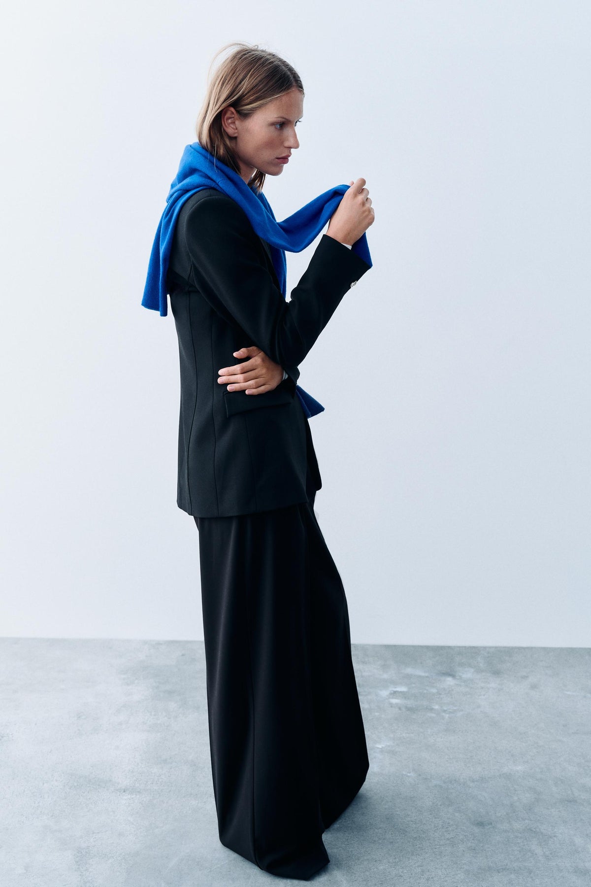 Blazer Zara noir cintré — vue de côté