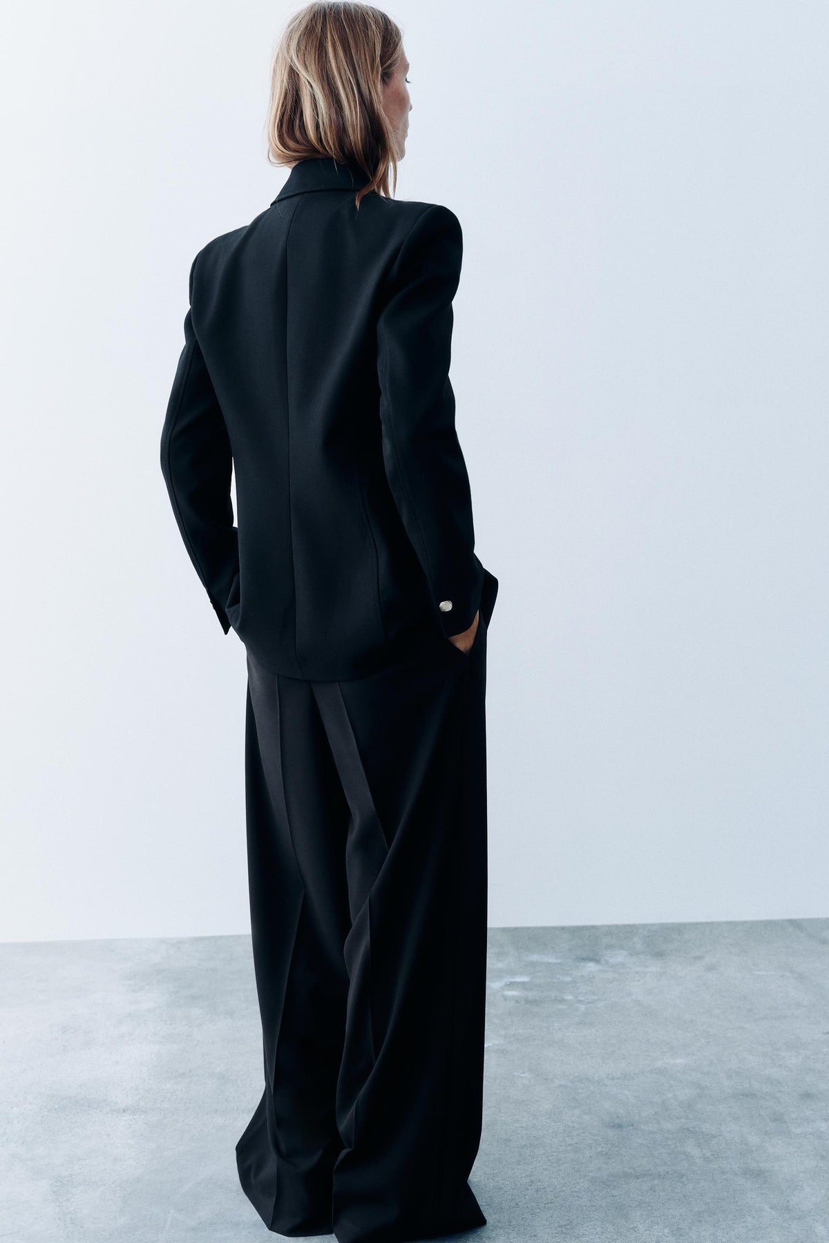 Blazer Zara noir cintré — vue arrière portée