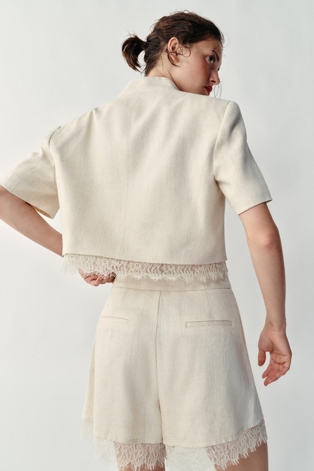 Blazer court Zara beige clair à finition dentelle