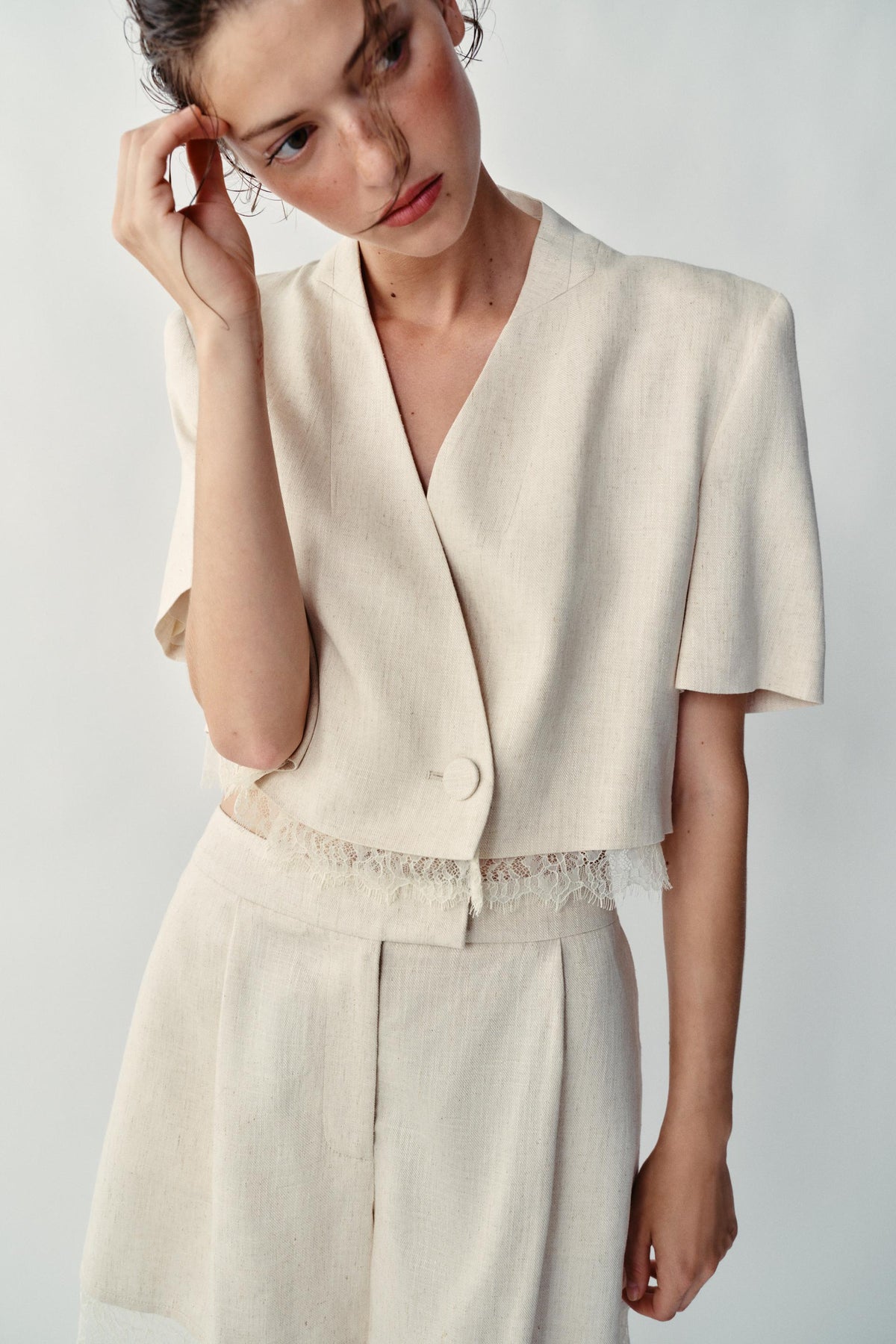 Blazer court Zara beige clair à finition dentelle