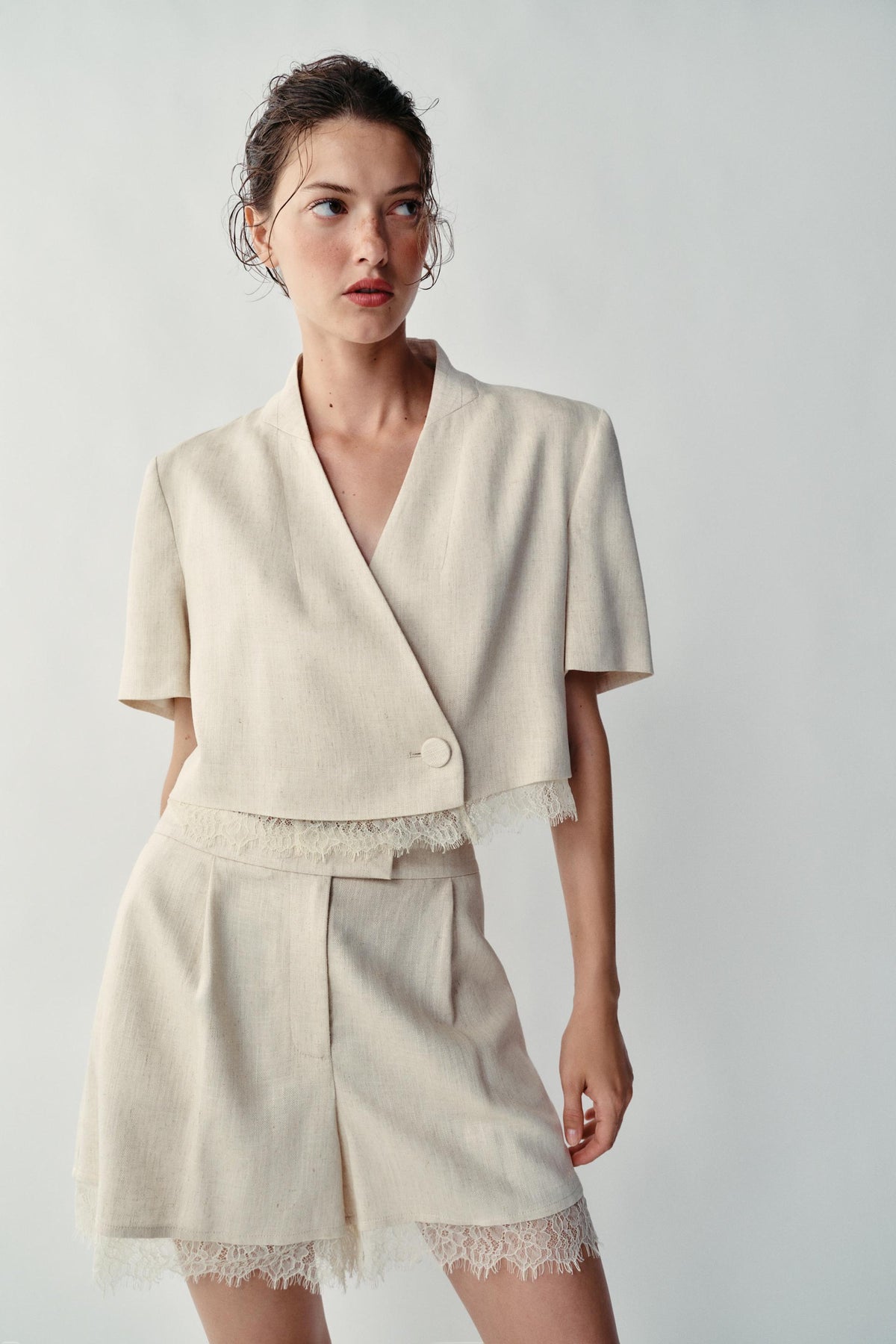 Blazer court Zara beige clair à finition dentelle