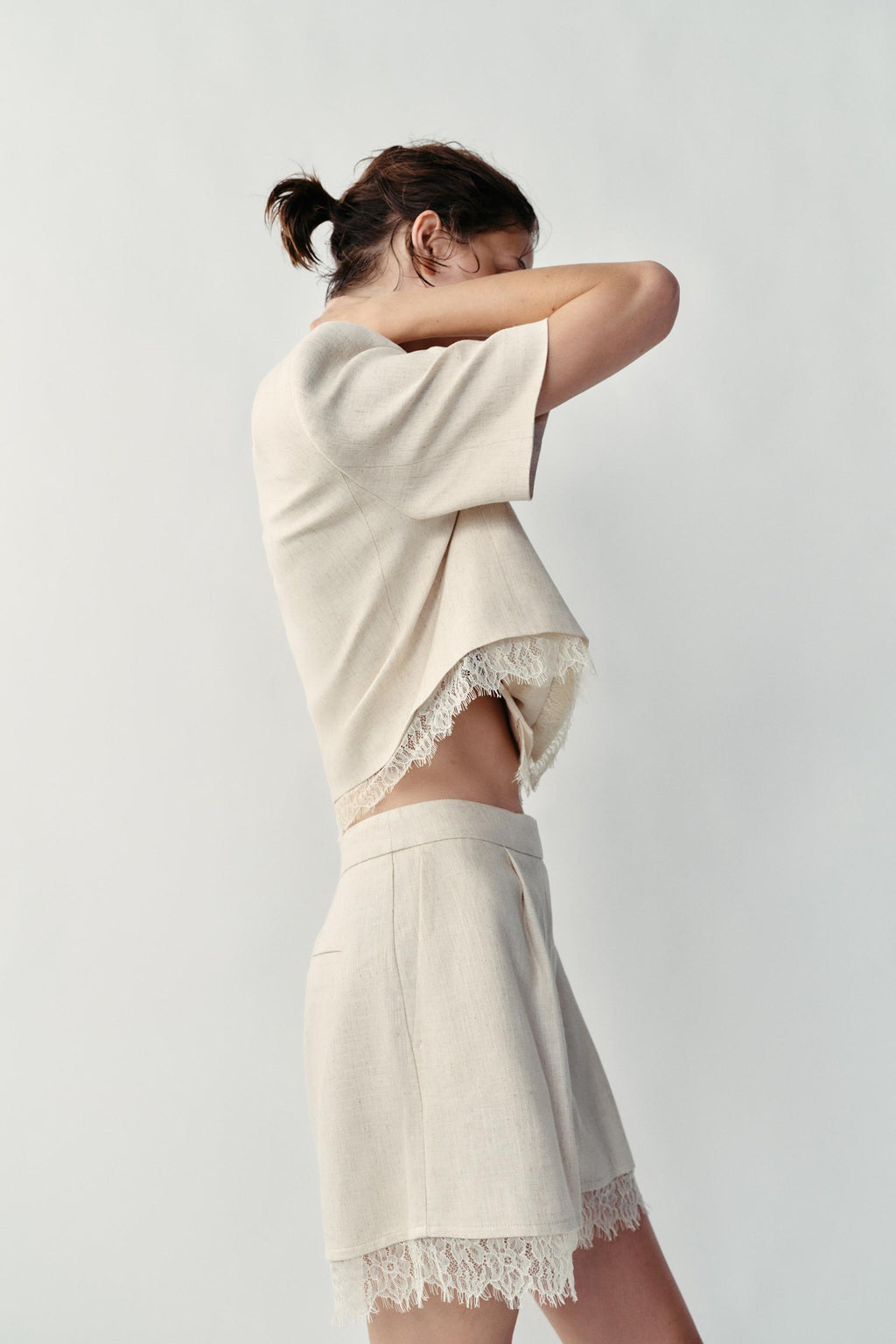 Blazer court Zara beige clair à finition dentelle