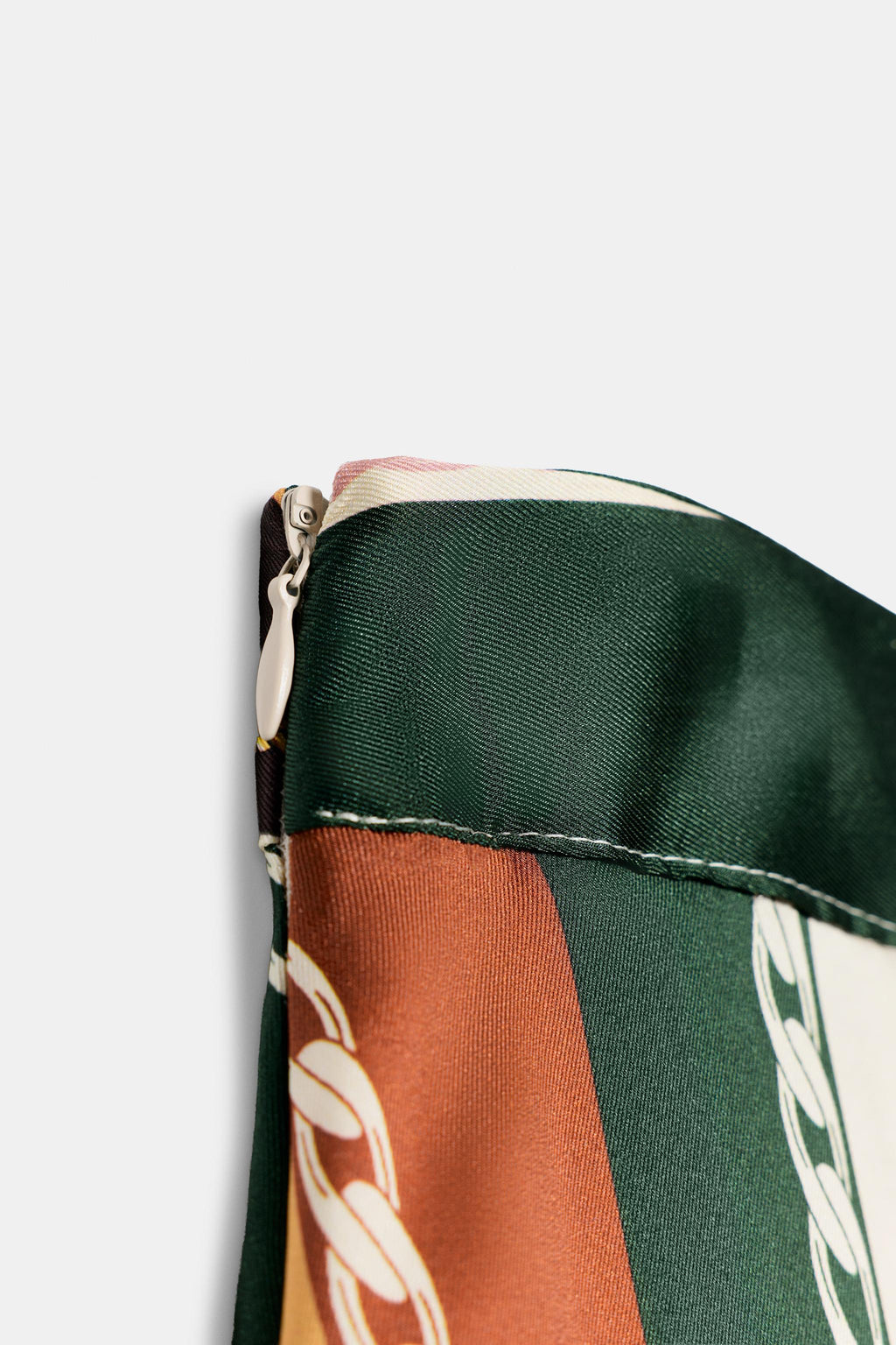 Jupe asymétrique imprimée multicolore Zara – détail fermeture latérale